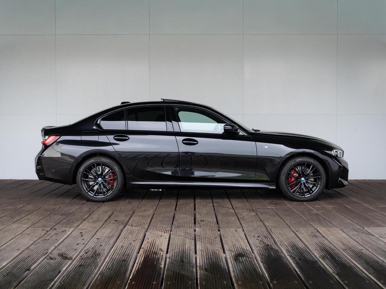 BMW 3-SERIE Sedan 330e | M Sportpakket Pro | Verwarmd Stuurwiel | Comfort Access | Achteruitrijcamera | Schuif-/kanteldak | Stoelverwarming | Harman Kardon | Trekhaak | Ekris Selection