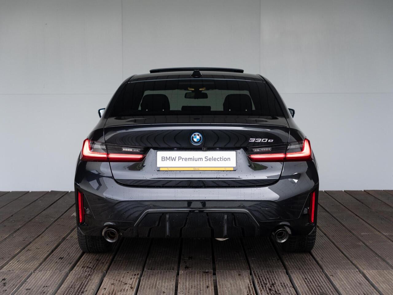 BMW 3-SERIE Sedan 330e | M Sportpakket Pro | Verwarmd Stuurwiel | Comfort Access | Achteruitrijcamera | Schuif-/kanteldak | Stoelverwarming | Harman Kardon | Trekhaak | Ekris Selection