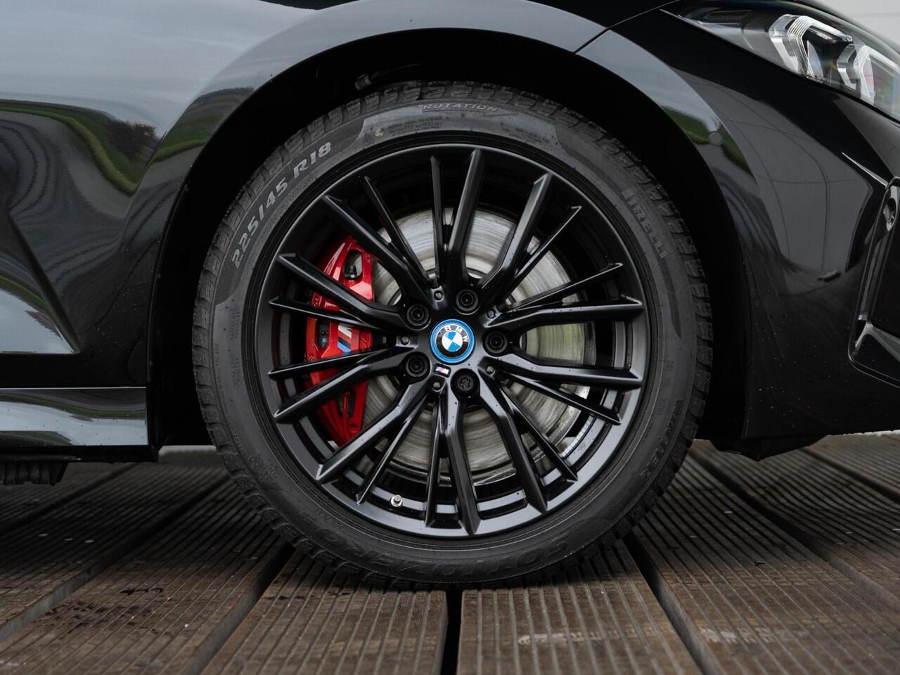 BMW 3-SERIE Sedan 330e | M Sportpakket Pro | Verwarmd Stuurwiel | Comfort Access | Achteruitrijcamera | Schuif-/kanteldak | Stoelverwarming | Harman Kardon | Trekhaak | Ekris Selection