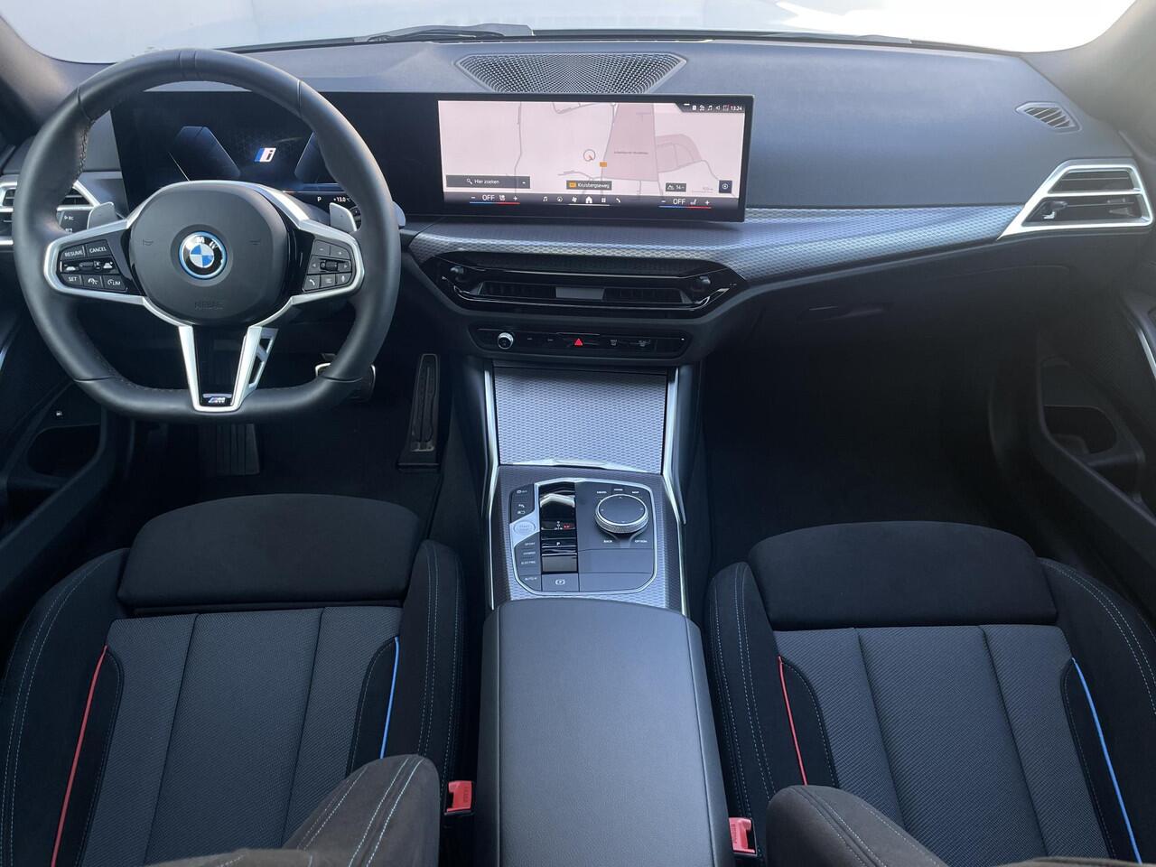BMW 3-SERIE 330e M-Sport / Fabrieksgarantie t/m 6-2028 / Elektrische Trekhaak (1500 KG) / Adaptieve Cruise Control / Stoel-/Stuurverwarming / Brooklyn Grau / Sportstoelen / Apple Carplay/Android auto / Schuif-/kanteldak /