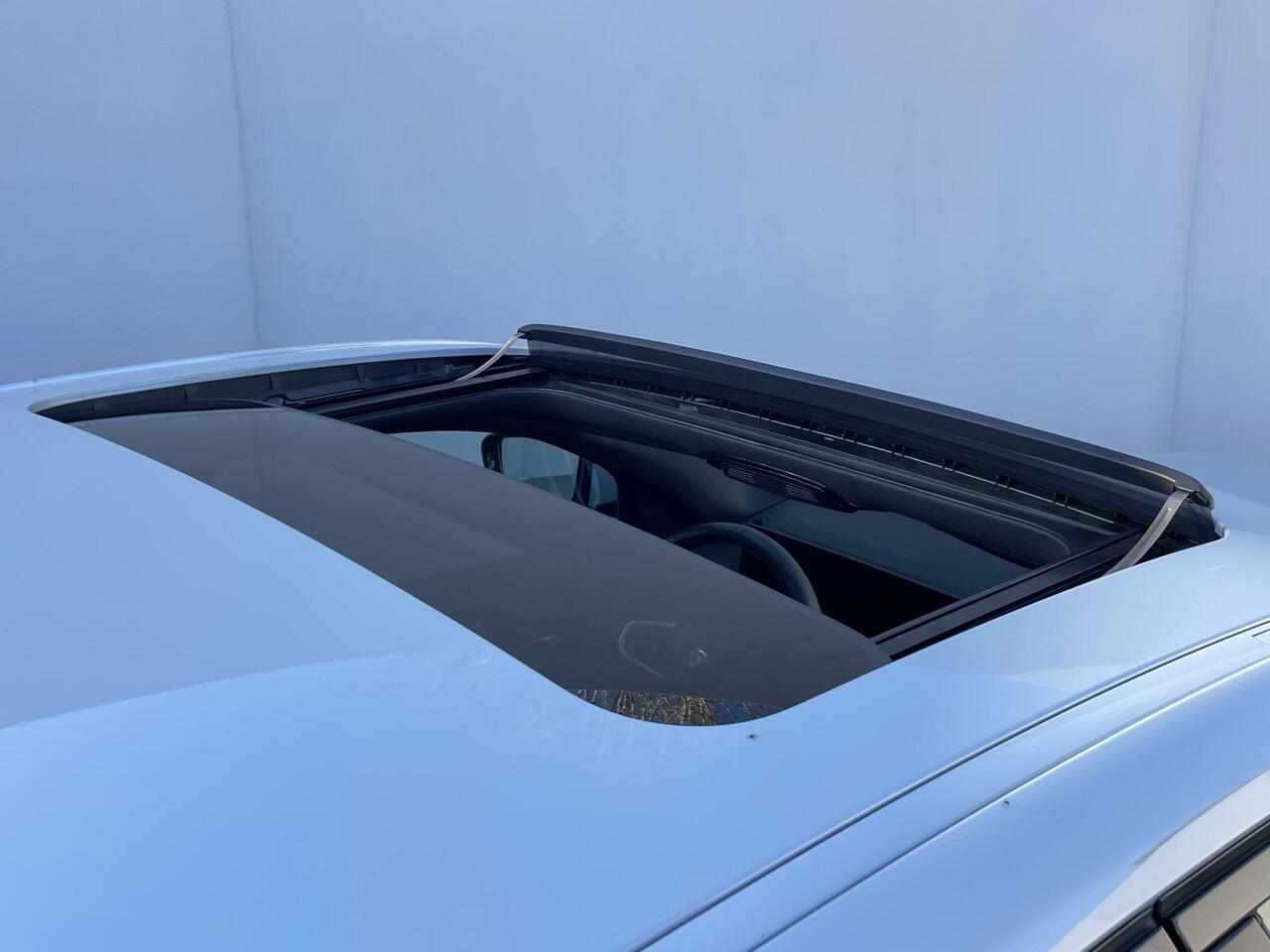 BMW 3-SERIE 330e M-Sport / Fabrieksgarantie t/m 6-2028 / Elektrische Trekhaak (1500 KG) / Adaptieve Cruise Control / Stoel-/Stuurverwarming / Brooklyn Grau / Sportstoelen / Apple Carplay/Android auto / Schuif-/kanteldak /