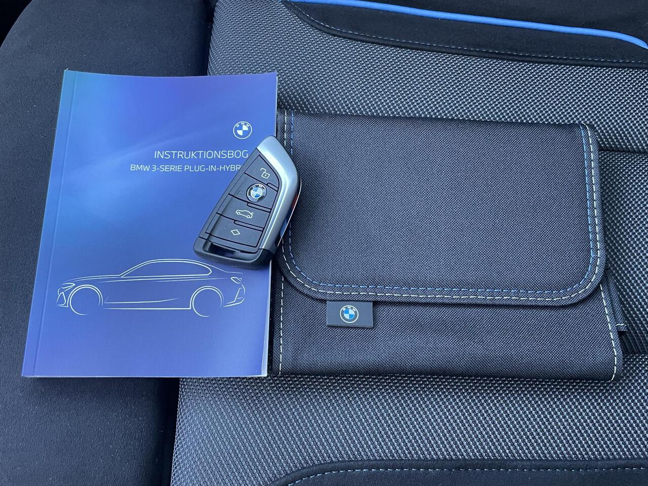 BMW 3-SERIE 330e M-Sport / Fabrieksgarantie t/m 6-2028 / Elektrische Trekhaak (1500 KG) / Adaptieve Cruise Control / Stoel-/Stuurverwarming / Brooklyn Grau / Sportstoelen / Apple Carplay/Android auto / Schuif-/kanteldak /