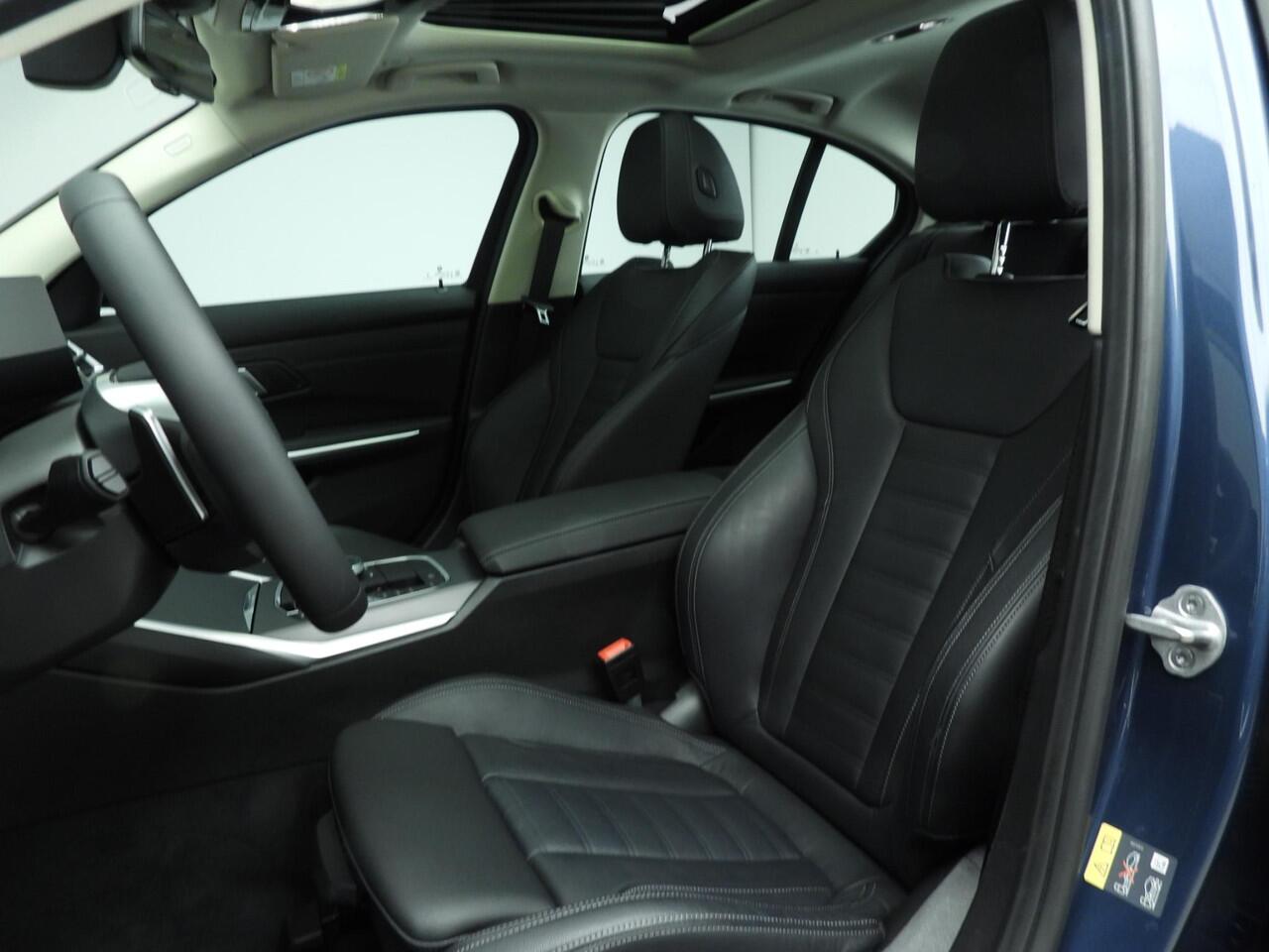 BMW 3-SERIE Sedan 330e | LED | Leder | HUD | Schuifdak | Sportstoelen | Stoelverwarming | DAB | Alu 18 inch