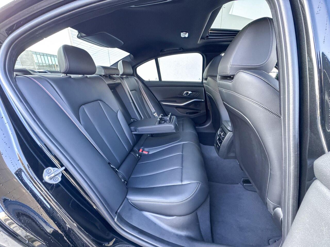 BMW 3-SERIE Sedan 330e M-Sport Glazen Schuifdak / 19 inch / Active Cruise Controle