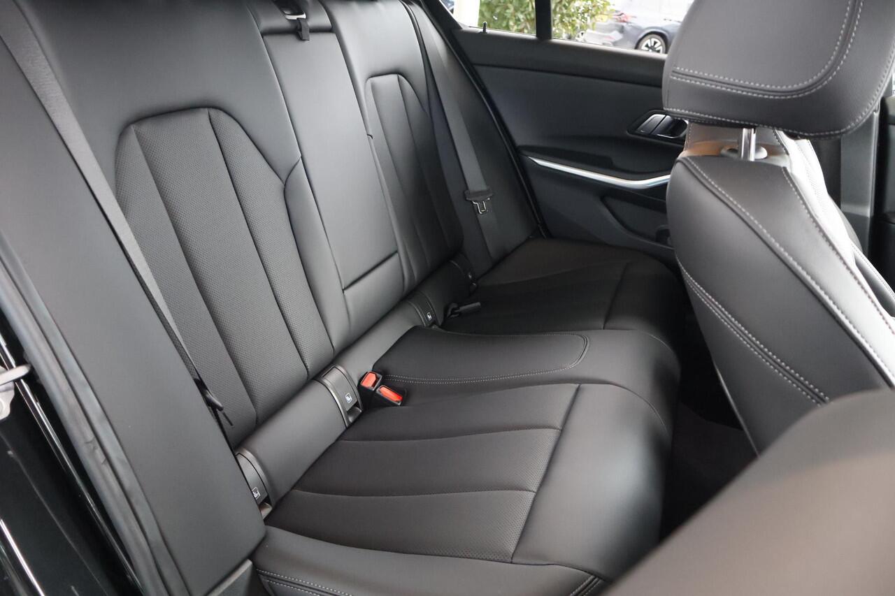 BMW 3-SERIE Sedan 330e | M Sportpakket | Comfort Pack | Stoelverwarming | Trekhaak | Active Cruise Control