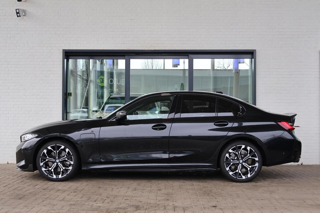 BMW 3-SERIE Sedan 330e | M Sportpakket | Comfort Pack | Stoelverwarming | Trekhaak | Active Cruise Control