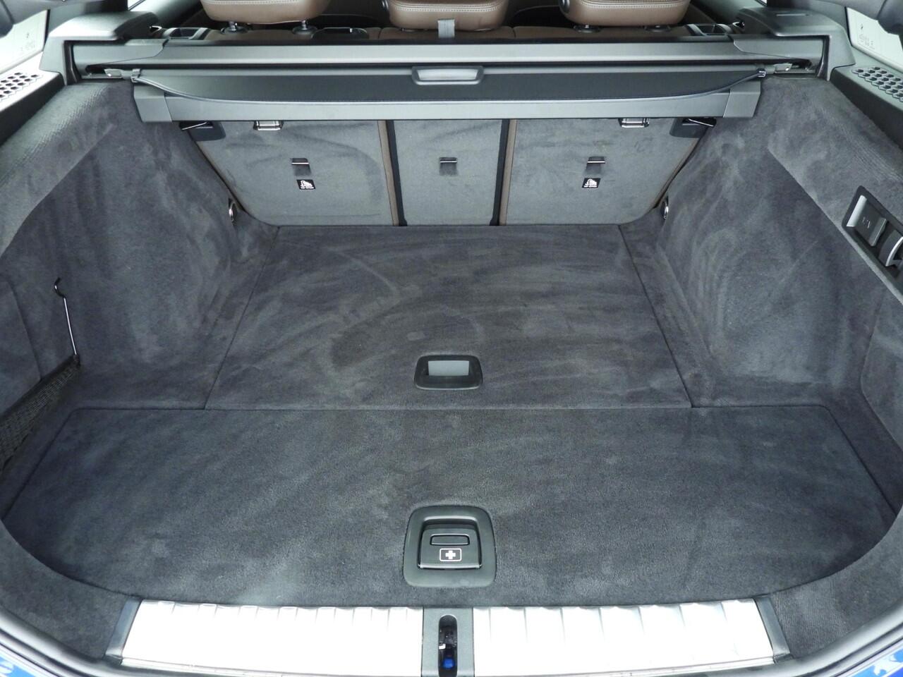 BMW 3-SERIE Touring 318i | M-Sportpakket | LED | Leder | Navigatie | Schuifdak | Trekhaak | Stoelverwarming | DAB | Alu 19 inch