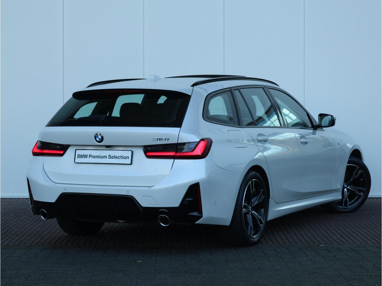 BMW 3-SERIE Touring 318i M-Sportpakket / Achteruitrijcamera / Trekhaak / Panoramadak / Stoelverwarming / 18'' /