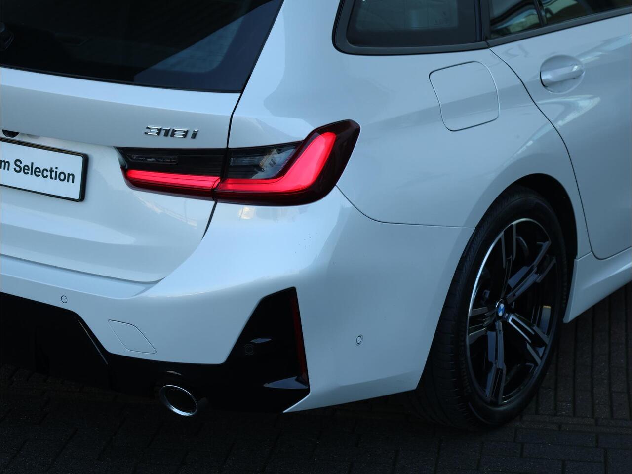 BMW 3-SERIE Touring 318i M-Sportpakket / Achteruitrijcamera / Trekhaak / Panoramadak / Stoelverwarming / 18'' /