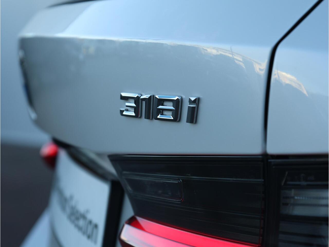 BMW 3-SERIE Touring 318i M-Sportpakket / Achteruitrijcamera / Trekhaak / Panoramadak / Stoelverwarming / 18'' /