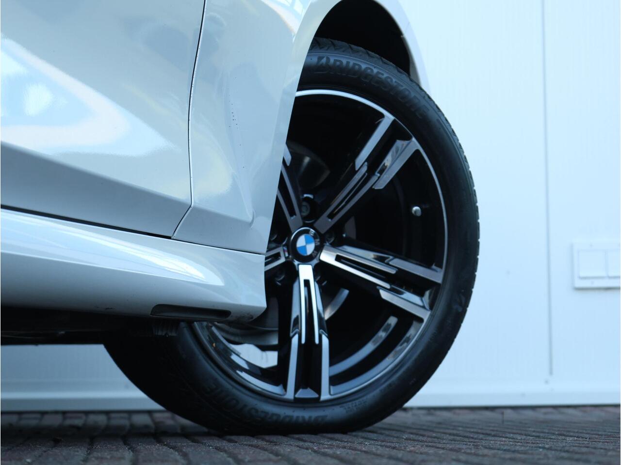 BMW 3-SERIE Touring 318i M-Sportpakket / Achteruitrijcamera / Trekhaak / Panoramadak / Stoelverwarming / 18'' /