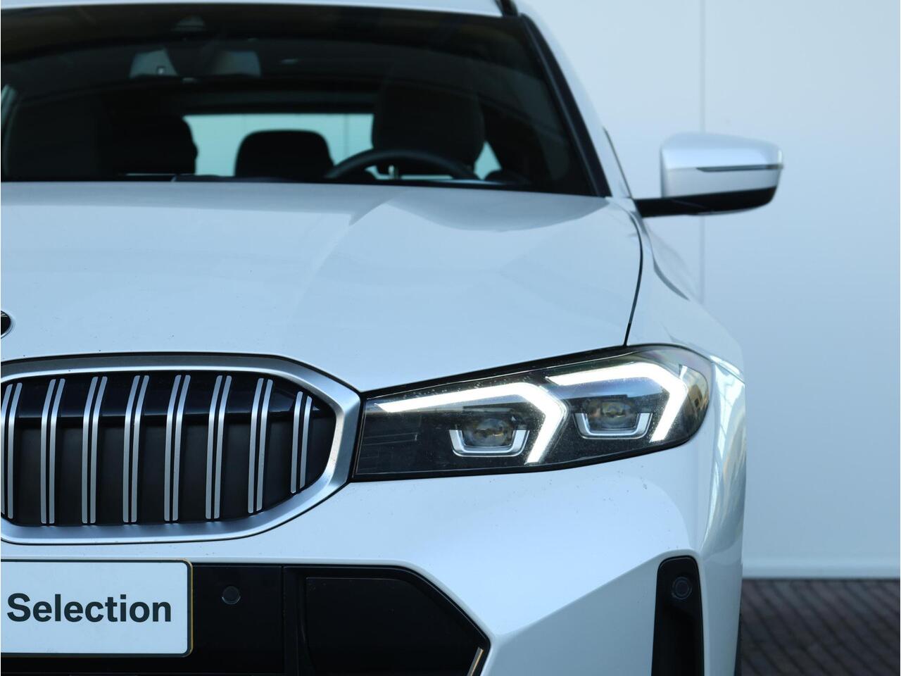 BMW 3-SERIE Touring 318i M-Sportpakket / Achteruitrijcamera / Trekhaak / Panoramadak / Stoelverwarming / 18'' /