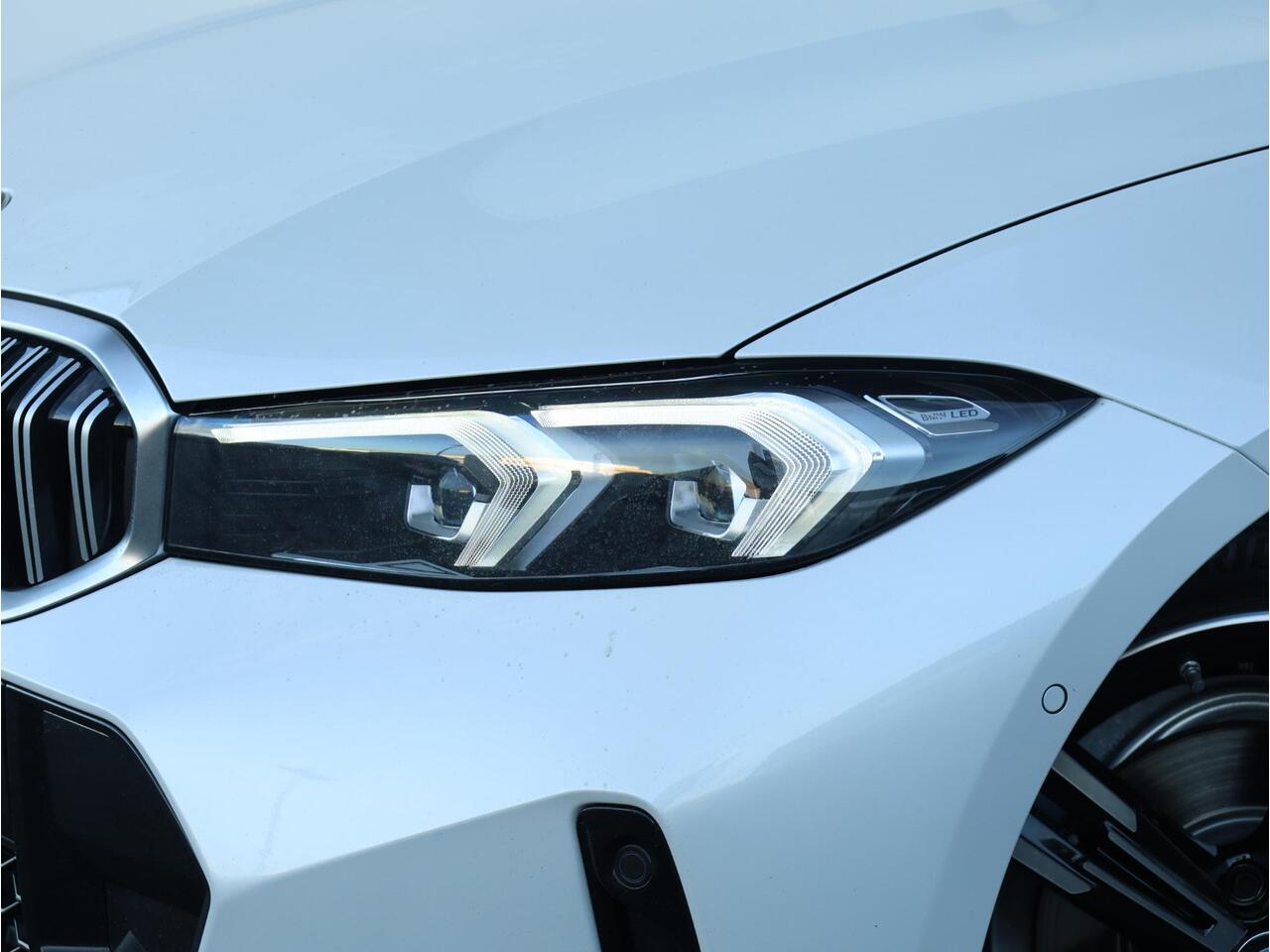 BMW 3-SERIE Touring 318i M-Sportpakket / Achteruitrijcamera / Trekhaak / Panoramadak / Stoelverwarming / 18'' /