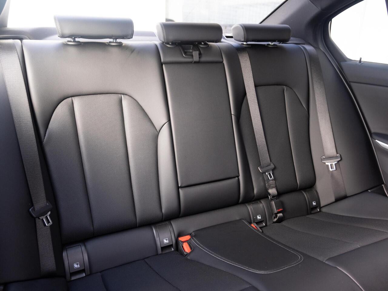 BMW 3-SERIE Sedan 318i | M Sportpakket | Comfort Pack | Comfort Access | Achteruitrijcamera | Stoelverwarming | 18''