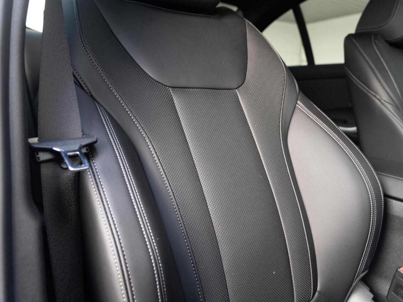 BMW 3-SERIE Sedan 318i | M Sportpakket | Comfort Pack | Comfort Access | Achteruitrijcamera | Stoelverwarming | 18''