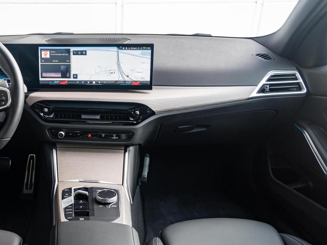 BMW 3-SERIE Sedan 318i | M Sportpakket | Comfort Pack | Comfort Access | Achteruitrijcamera | Stoelverwarming | 18''