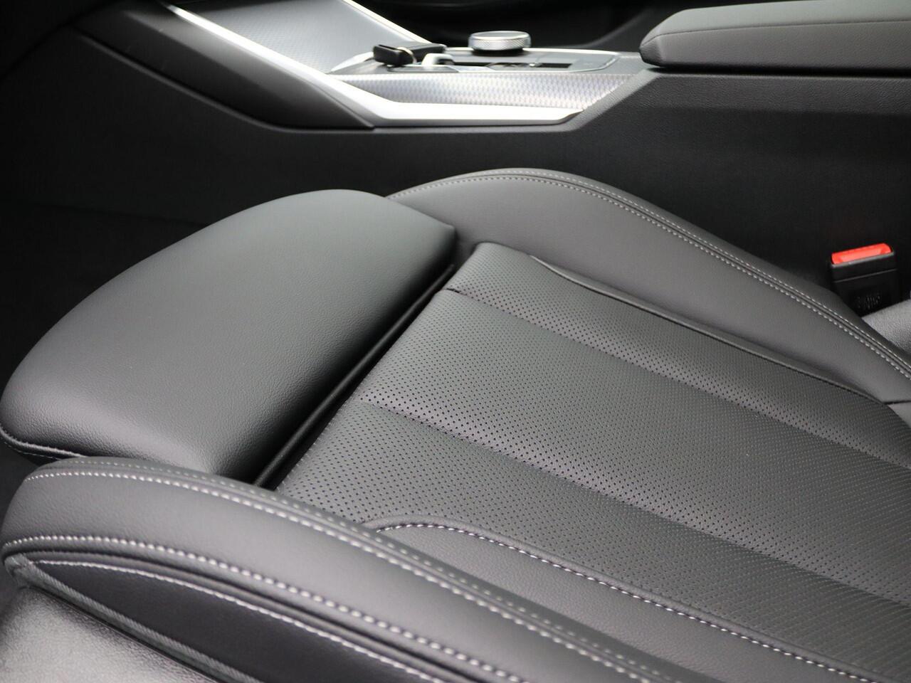 BMW 3-SERIE Sedan 330e M Sportpakket Pro | Comfort Pack | Comfort Access | Achteruitrijcamera | Schuifdak | Adaptieve LED | Harman Kardon | 19'' | Ekris Selection