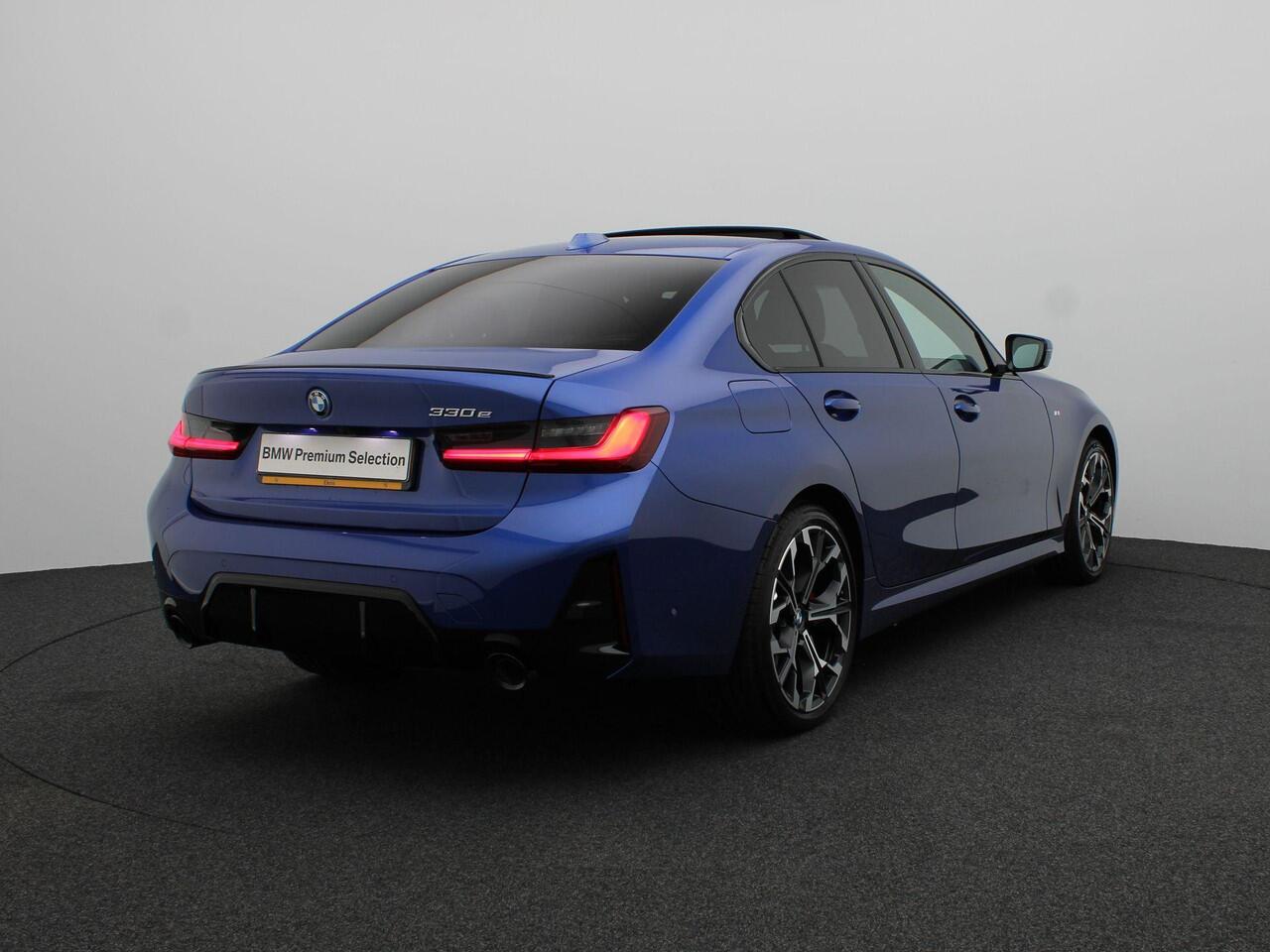 BMW 3-SERIE Sedan 330e M Sportpakket Pro | Comfort Pack | Comfort Access | Achteruitrijcamera | Schuifdak | Adaptieve LED | Harman Kardon | 19'' | Ekris Selection