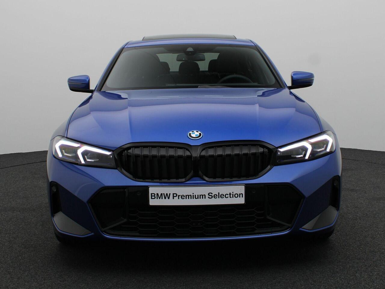 BMW 3-SERIE Sedan 330e M Sportpakket Pro | Comfort Pack | Comfort Access | Achteruitrijcamera | Schuifdak | Adaptieve LED | Harman Kardon | 19'' | Ekris Selection