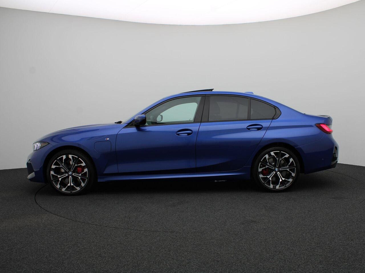 BMW 3-SERIE Sedan 330e M Sportpakket Pro | Comfort Pack | Comfort Access | Achteruitrijcamera | Schuifdak | Adaptieve LED | Harman Kardon | 19'' | Ekris Selection