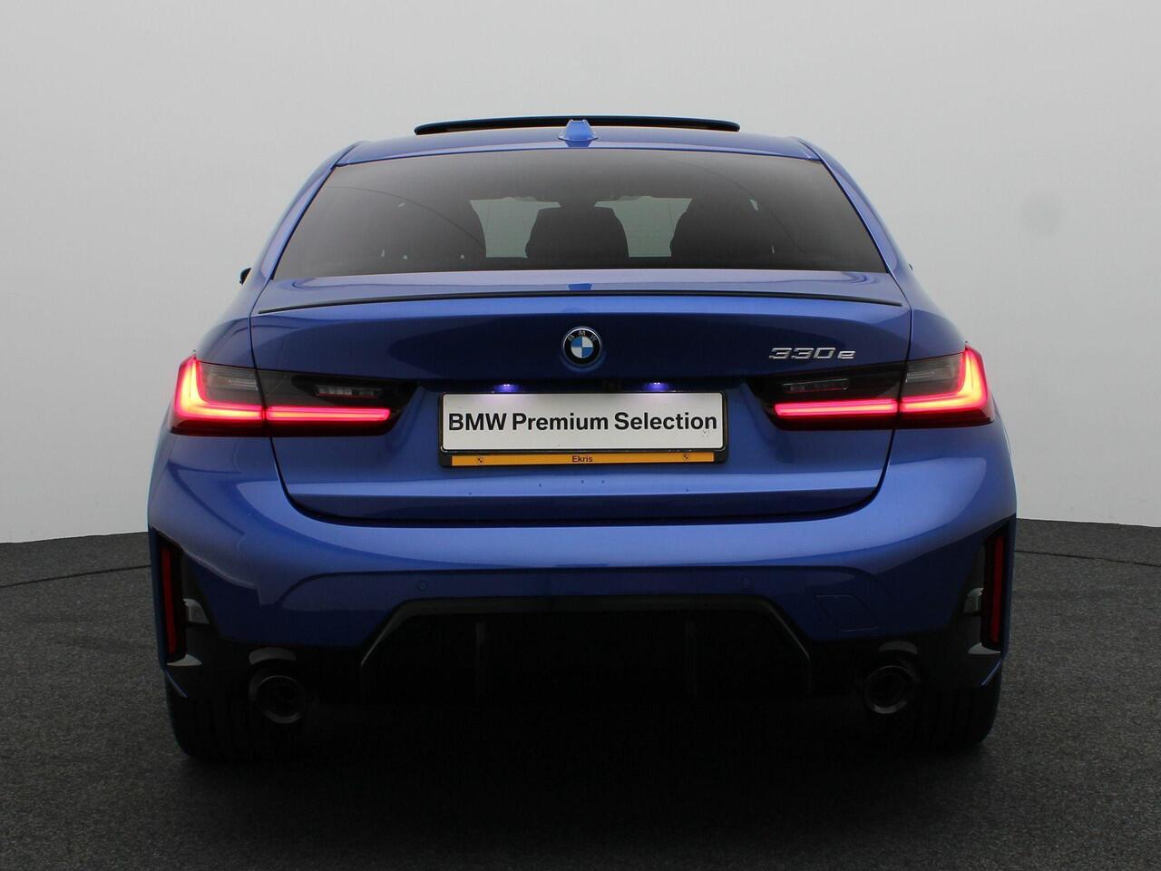 BMW 3-SERIE Sedan 330e M Sportpakket Pro | Comfort Pack | Comfort Access | Achteruitrijcamera | Schuifdak | Adaptieve LED | Harman Kardon | 19'' | Ekris Selection