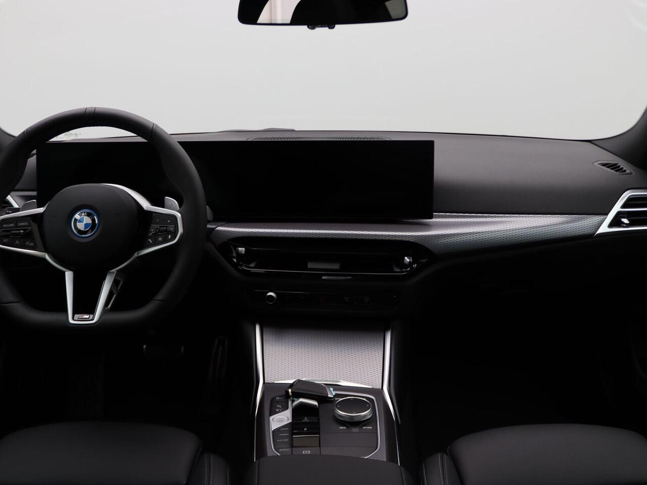 BMW 3-SERIE Sedan 330e M Sportpakket Pro | Comfort Pack | Comfort Access | Achteruitrijcamera | Schuifdak | Adaptieve LED | Harman Kardon | 19'' | Ekris Selection