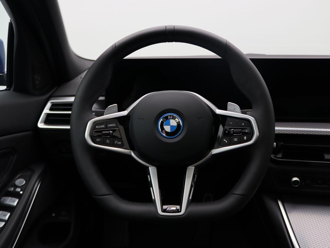 BMW 3-SERIE Sedan 330e M Sportpakket Pro | Comfort Pack | Comfort Access | Achteruitrijcamera | Schuifdak | Adaptieve LED | Harman Kardon | 19'' | Ekris Selection