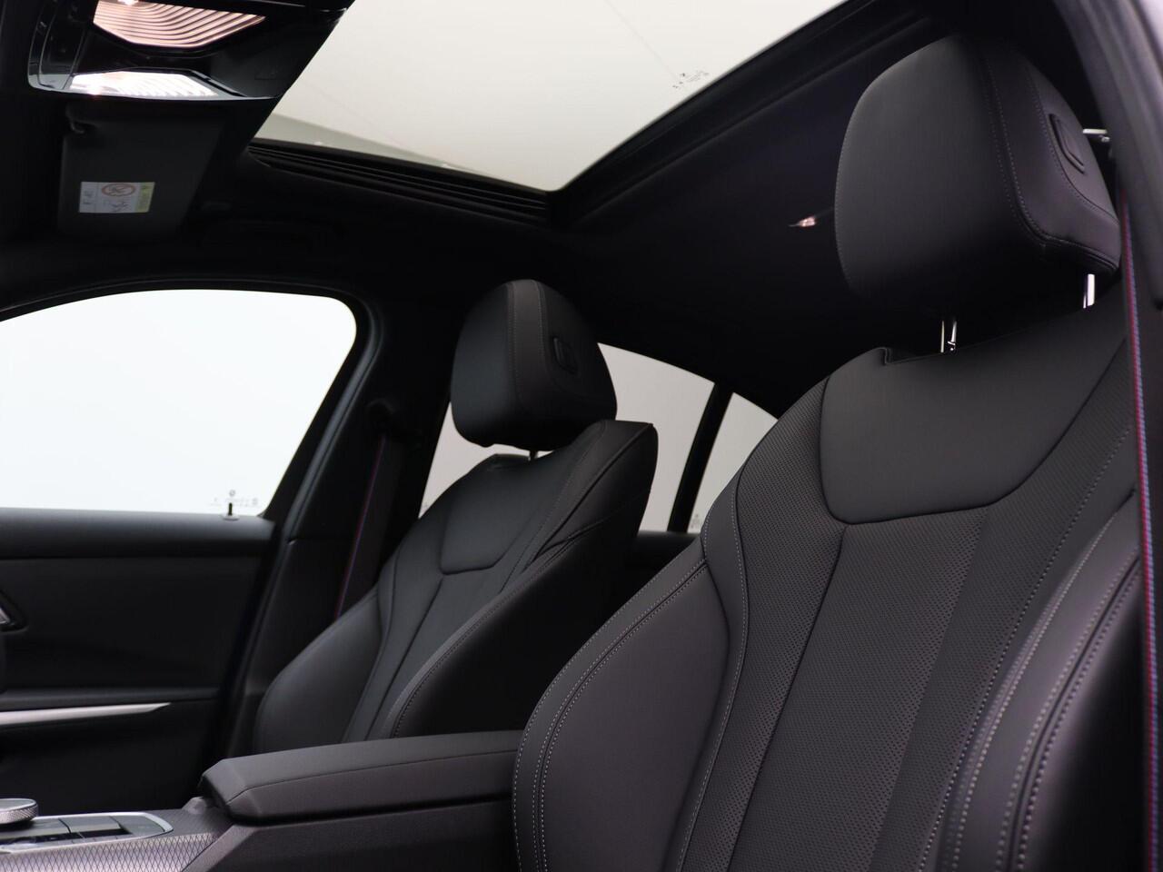 BMW 3-SERIE Sedan 330e M Sportpakket Pro | Comfort Pack | Comfort Access | Achteruitrijcamera | Schuifdak | Adaptieve LED | Harman Kardon | 19'' | Ekris Selection
