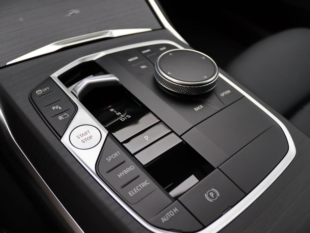 BMW 3-SERIE Touring 330e M Sportpakket Pro | Comfort Pack | Stuurwielrand Verwarmd | Trekhaak | Panoramadak | Active Cruise Control | Harman Kardon | 19'' | Ekris Selection