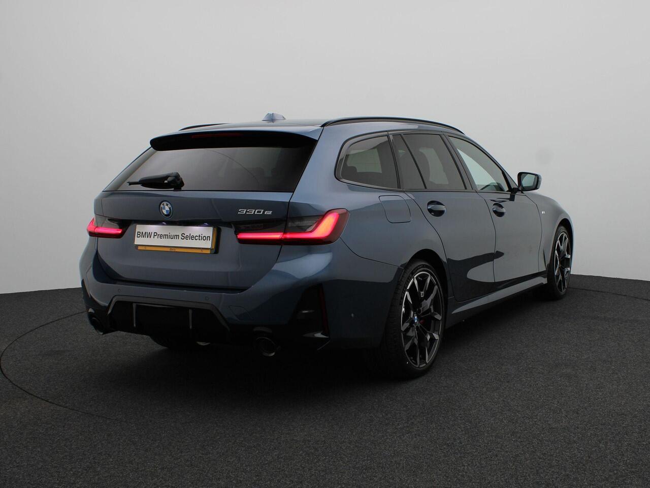 BMW 3-SERIE Touring 330e M Sportpakket Pro | Comfort Pack | Stuurwielrand Verwarmd | Trekhaak | Panoramadak | Active Cruise Control | Harman Kardon | 19'' | Ekris Selection