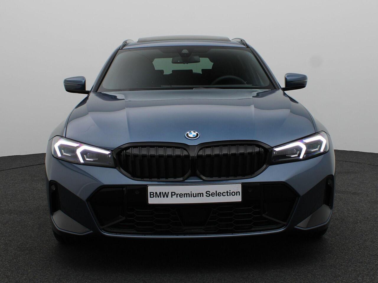 BMW 3-SERIE Touring 330e M Sportpakket Pro | Comfort Pack | Stuurwielrand Verwarmd | Trekhaak | Panoramadak | Active Cruise Control | Harman Kardon | 19'' | Ekris Selection