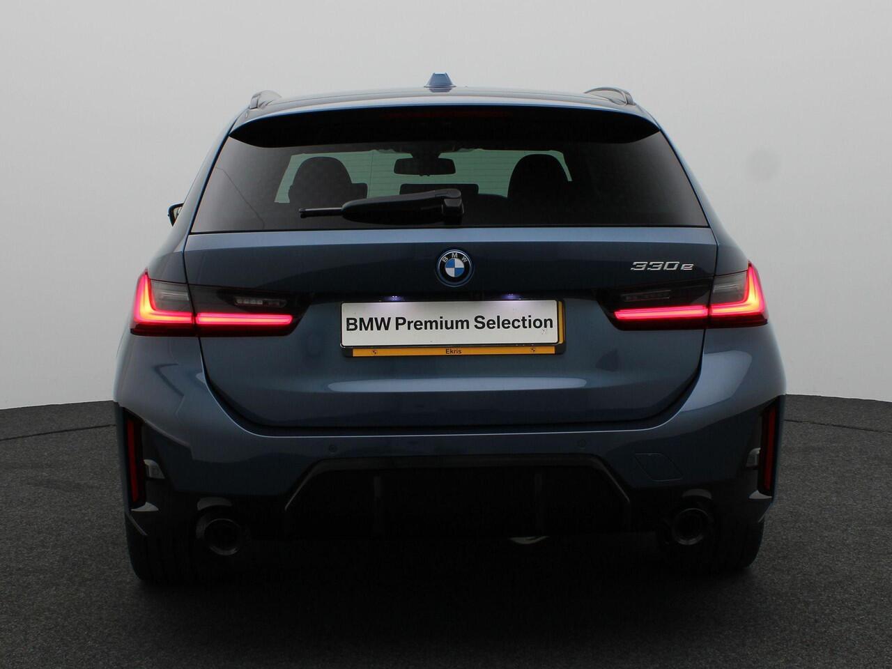 BMW 3-SERIE Touring 330e M Sportpakket Pro | Comfort Pack | Stuurwielrand Verwarmd | Trekhaak | Panoramadak | Active Cruise Control | Harman Kardon | 19'' | Ekris Selection