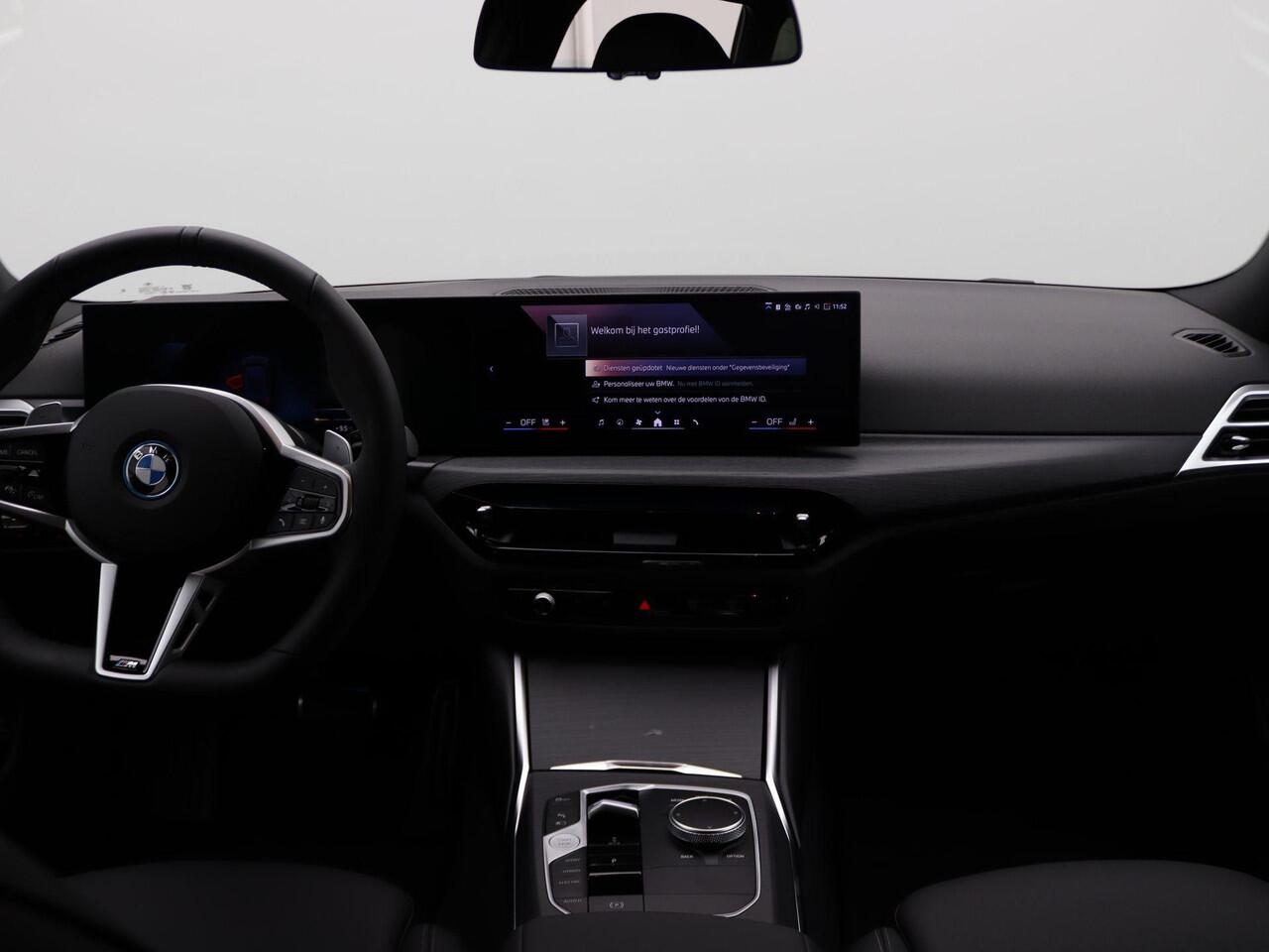 BMW 3-SERIE Touring 330e M Sportpakket Pro | Comfort Pack | Stuurwielrand Verwarmd | Trekhaak | Panoramadak | Active Cruise Control | Harman Kardon | 19'' | Ekris Selection