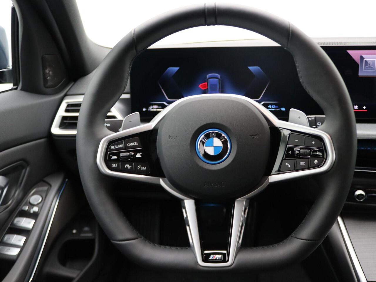 BMW 3-SERIE Touring 330e M Sportpakket Pro | Comfort Pack | Stuurwielrand Verwarmd | Trekhaak | Panoramadak | Active Cruise Control | Harman Kardon | 19'' | Ekris Selection