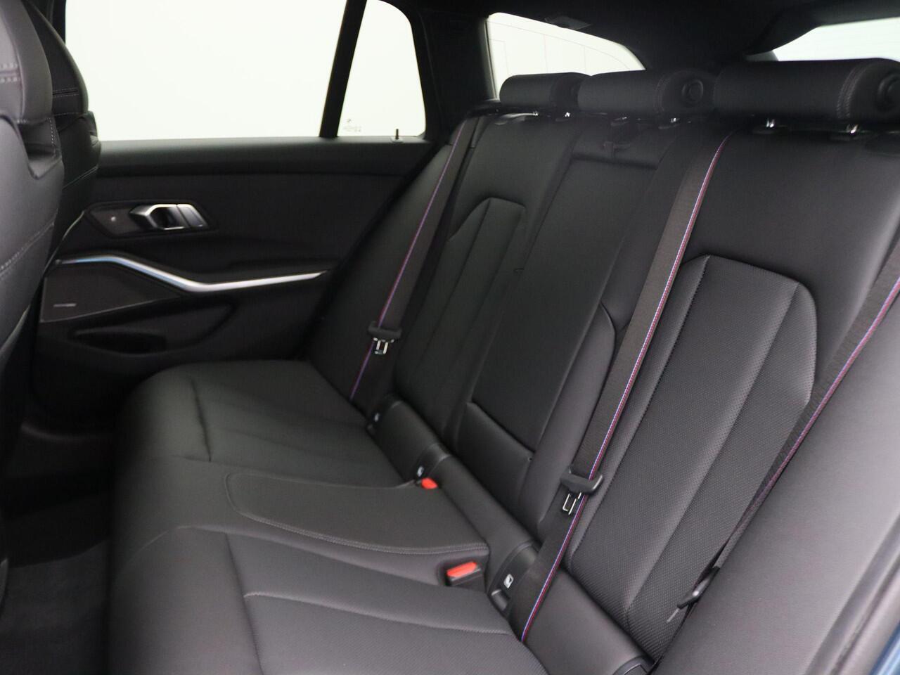 BMW 3-SERIE Touring 330e M Sportpakket Pro | Comfort Pack | Stuurwielrand Verwarmd | Trekhaak | Panoramadak | Active Cruise Control | Harman Kardon | 19'' | Ekris Selection