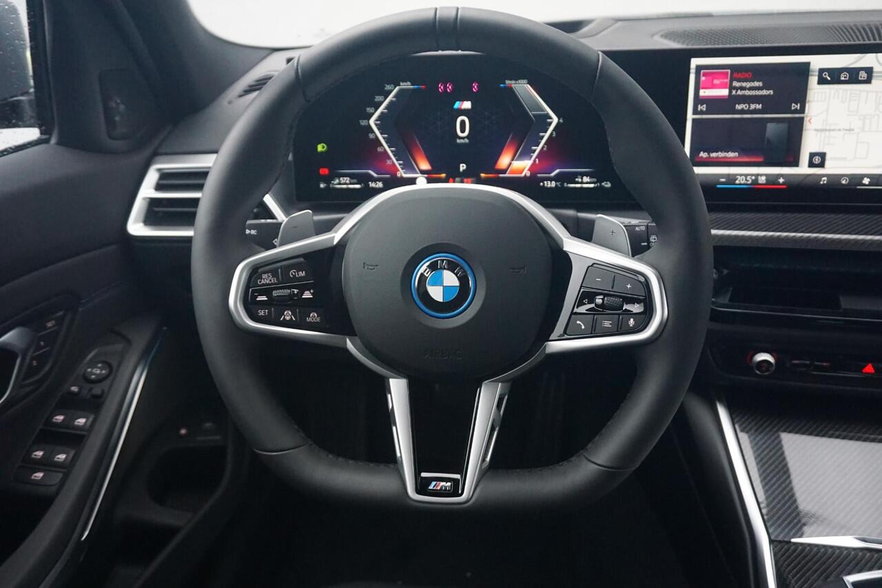 BMW 3-SERIE Touring 330e M Sportpakket Pro 19'' / Panoramadak / Harman Kardon / Driving Assistant Professional / Elektrisch verstelbare stoelen / Trekhaak / Ekris Selection