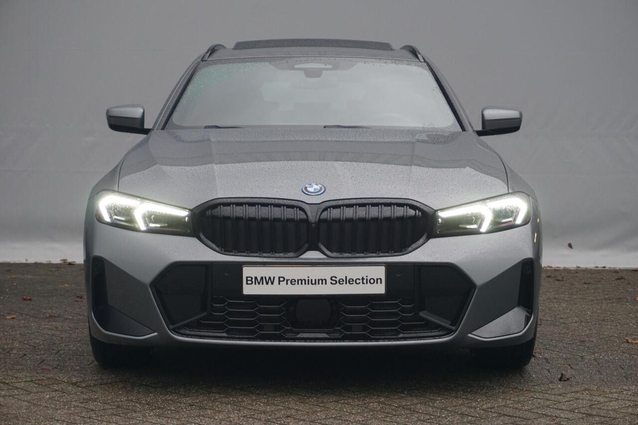 BMW 3-SERIE Touring 330e M Sportpakket Pro 19'' / Panoramadak / Harman Kardon / Driving Assistant Professional / Elektrisch verstelbare stoelen / Trekhaak / Ekris Selection