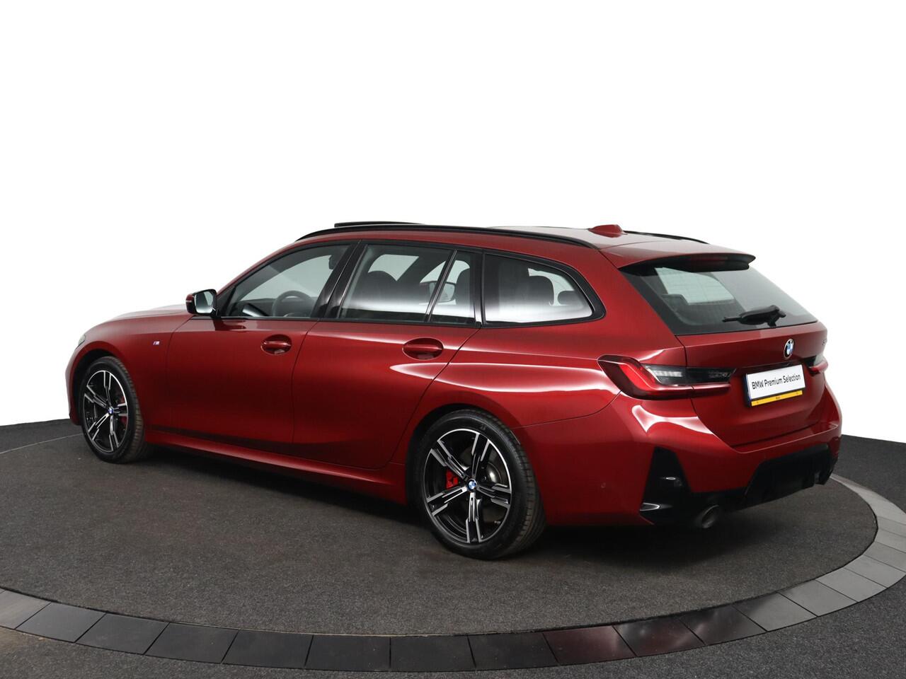 BMW 3-SERIE Touring 320i M Sport Pro | Glazen Panoramadak | Trekhaak Elektrisch | Leder | Comfort Access | Adaptive LED | Camera | Innovation Pack