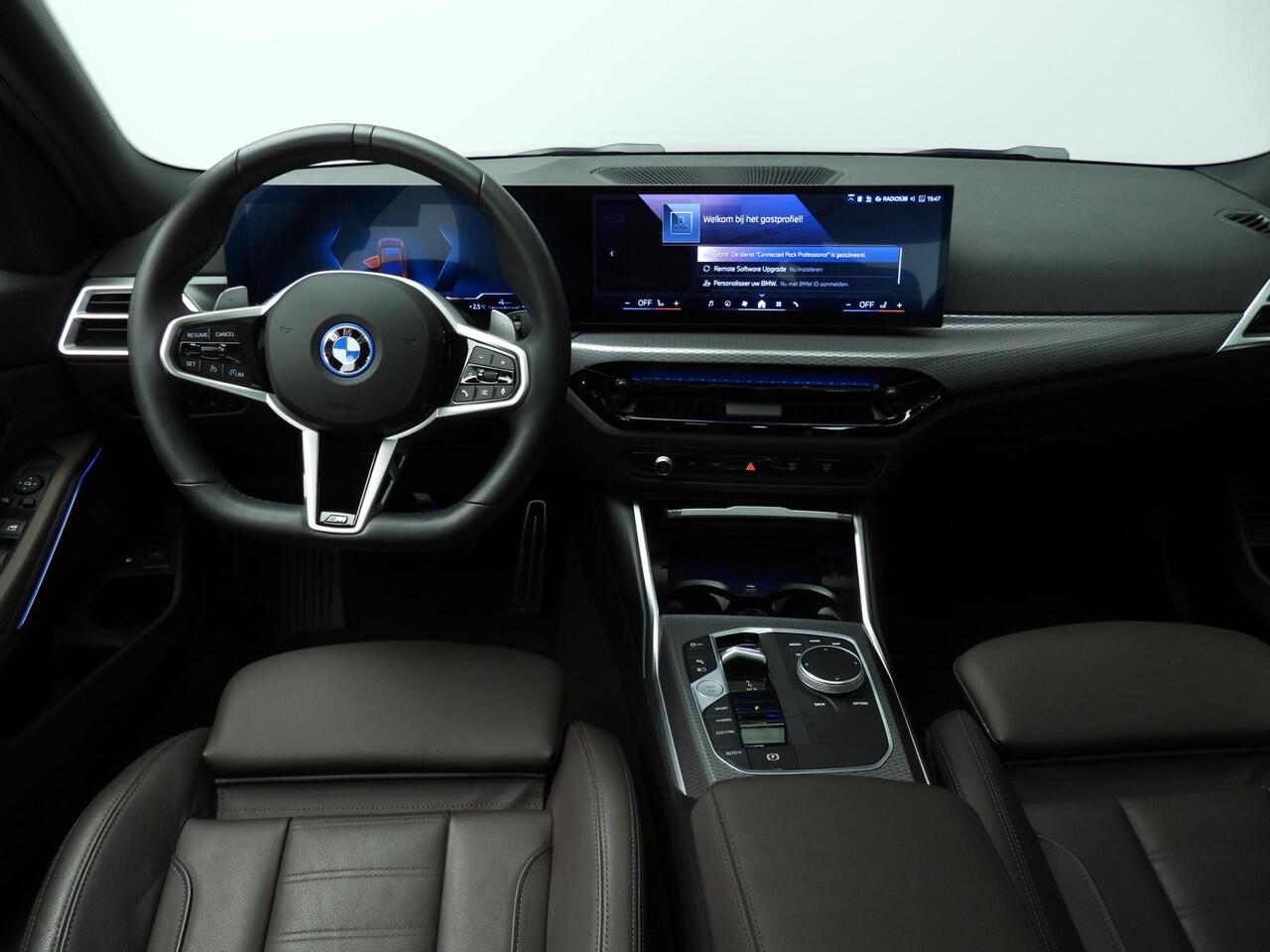 BMW 3-SERIE Sedan 330e | M-Sportpakket | LED | Leder | Navigatie | Trekhaak | Schuifdak | Stoelverwarming | DAB | Alu 19 inch