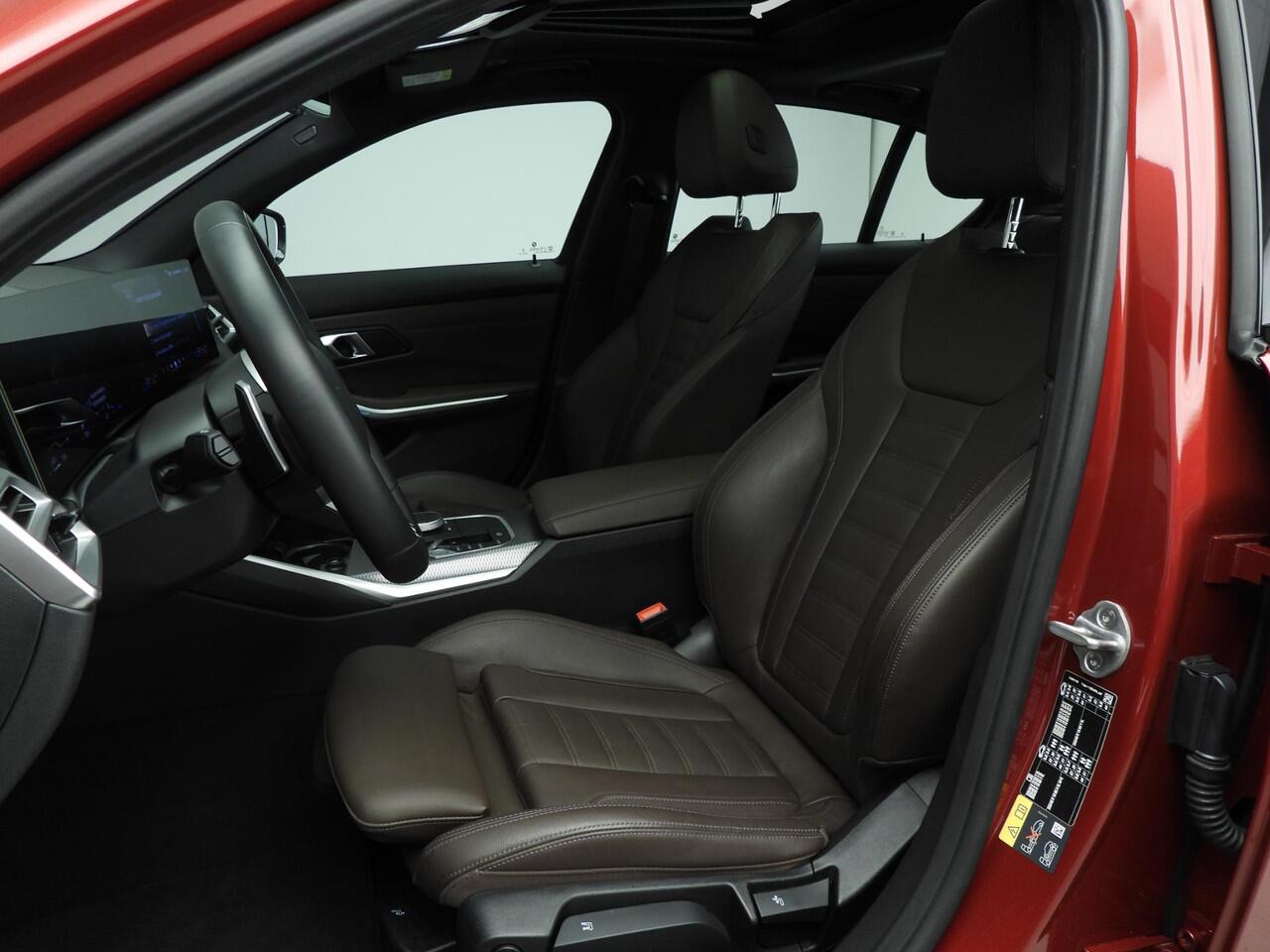 BMW 3-SERIE Sedan 330e | M-Sportpakket | LED | Leder | Navigatie | Trekhaak | Schuifdak | Stoelverwarming | DAB | Alu 19 inch
