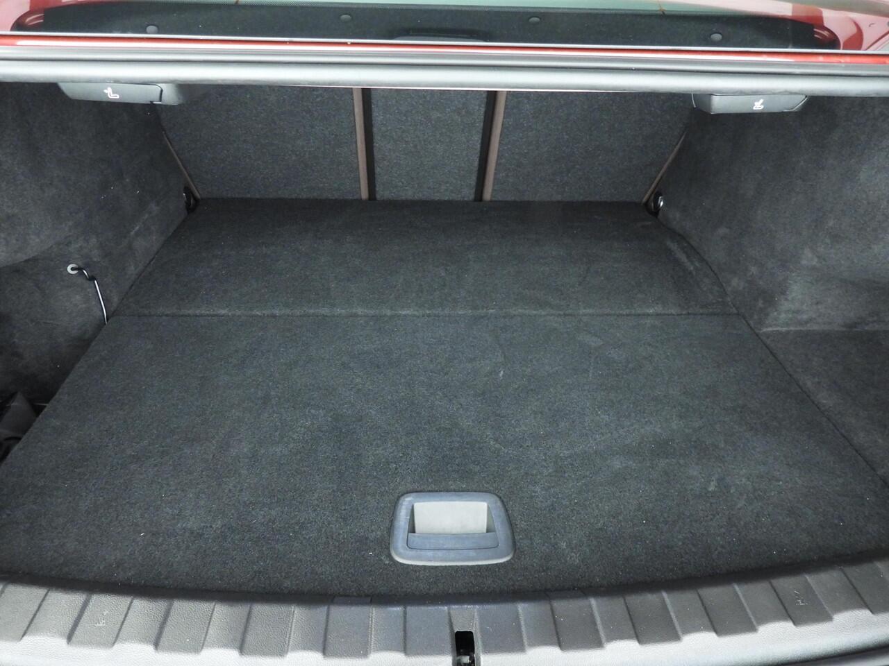 BMW 3-SERIE Sedan 330e | M-Sportpakket | LED | Leder | Navigatie | Trekhaak | Schuifdak | Stoelverwarming | DAB | Alu 19 inch