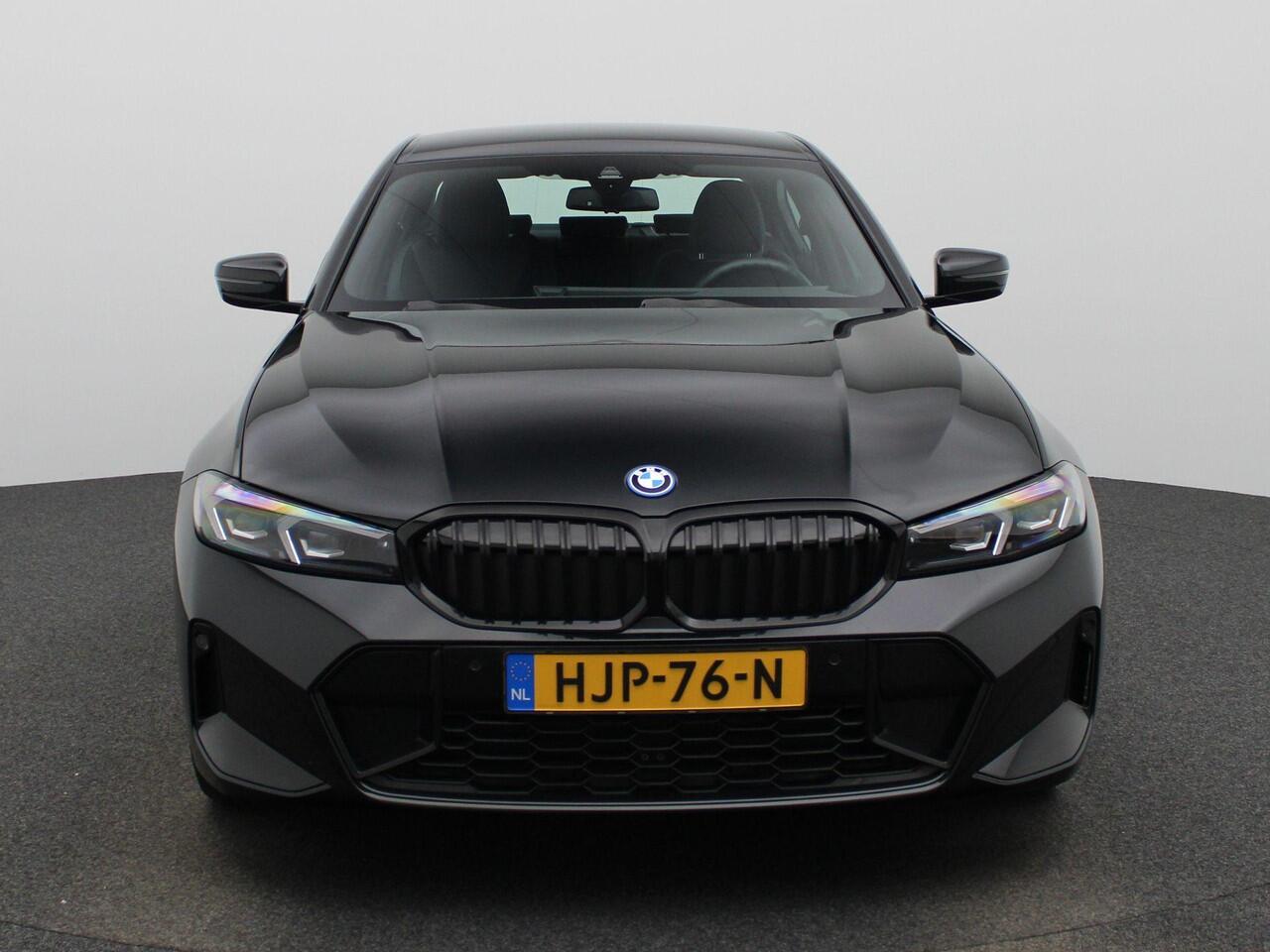 BMW 3-SERIE 320e | Afneembare Trekhaak | M-Sportpakket | LCI | Live Cockpit Plus | PDC Voor + Achter | Full-Map Navigatie | Climate Control | Cruise Control | Licht- & Regensensor | Apple Carplay & Android Auto