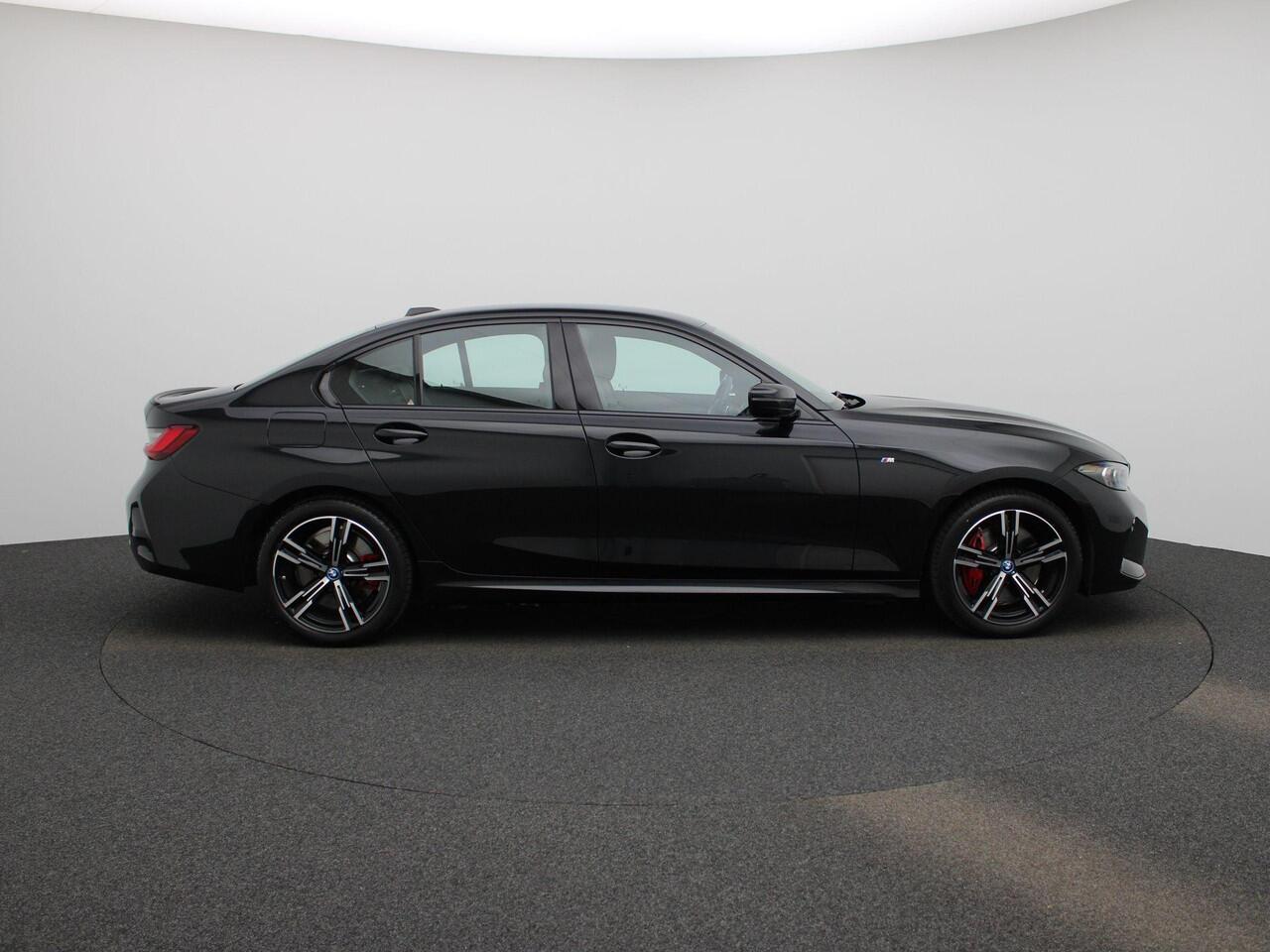 BMW 3-SERIE 320e | Afneembare Trekhaak | M-Sportpakket | LCI | Live Cockpit Plus | PDC Voor + Achter | Full-Map Navigatie | Climate Control | Cruise Control | Licht- & Regensensor | Apple Carplay & Android Auto