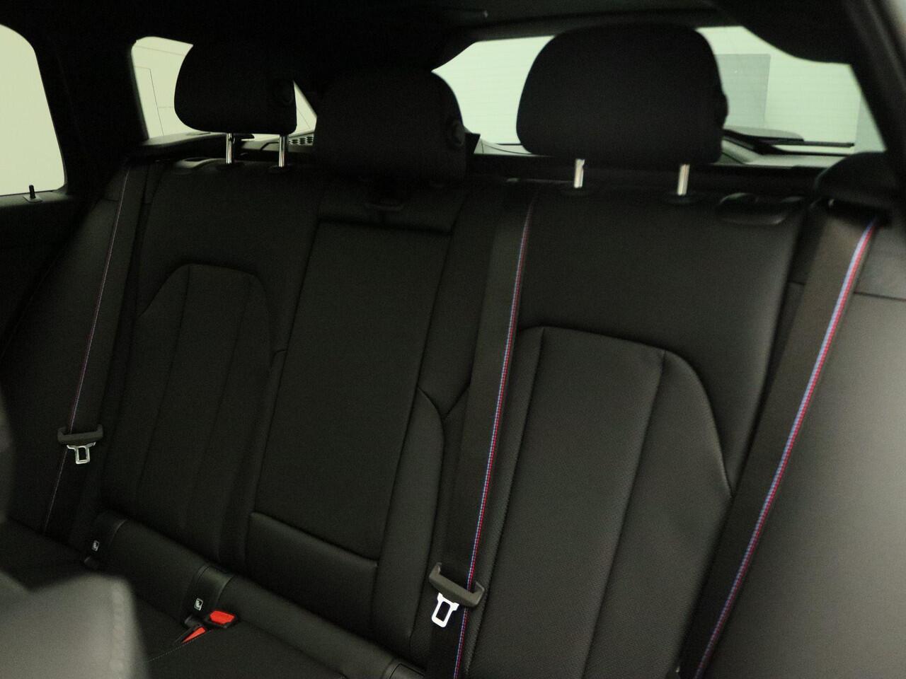 BMW 3-SERIE Touring 330e M Sportpakket Pro | Innovation Pack | Comfort Pack | Trekhaak | Panoramadak | Elektrisch Verstelbare Stoelen | Driving Assistant Professional | Harman Kardon | 19'' | Ekris Selection