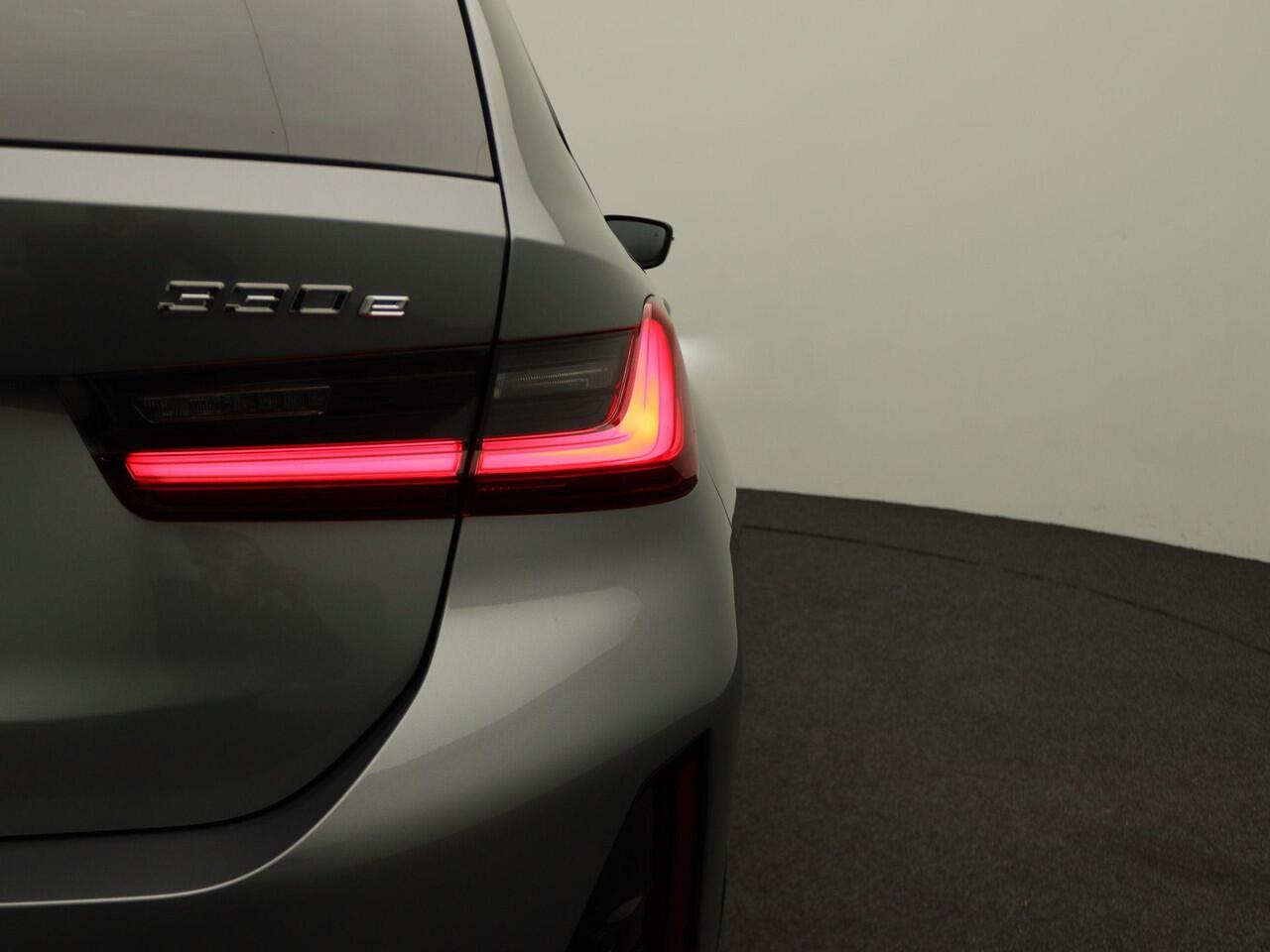 BMW 3-SERIE Touring 330e M Sportpakket Pro | Innovation Pack | Comfort Pack | Trekhaak | Panoramadak | Elektrisch Verstelbare Stoelen | Driving Assistant Professional | Harman Kardon | 19'' | Ekris Selection