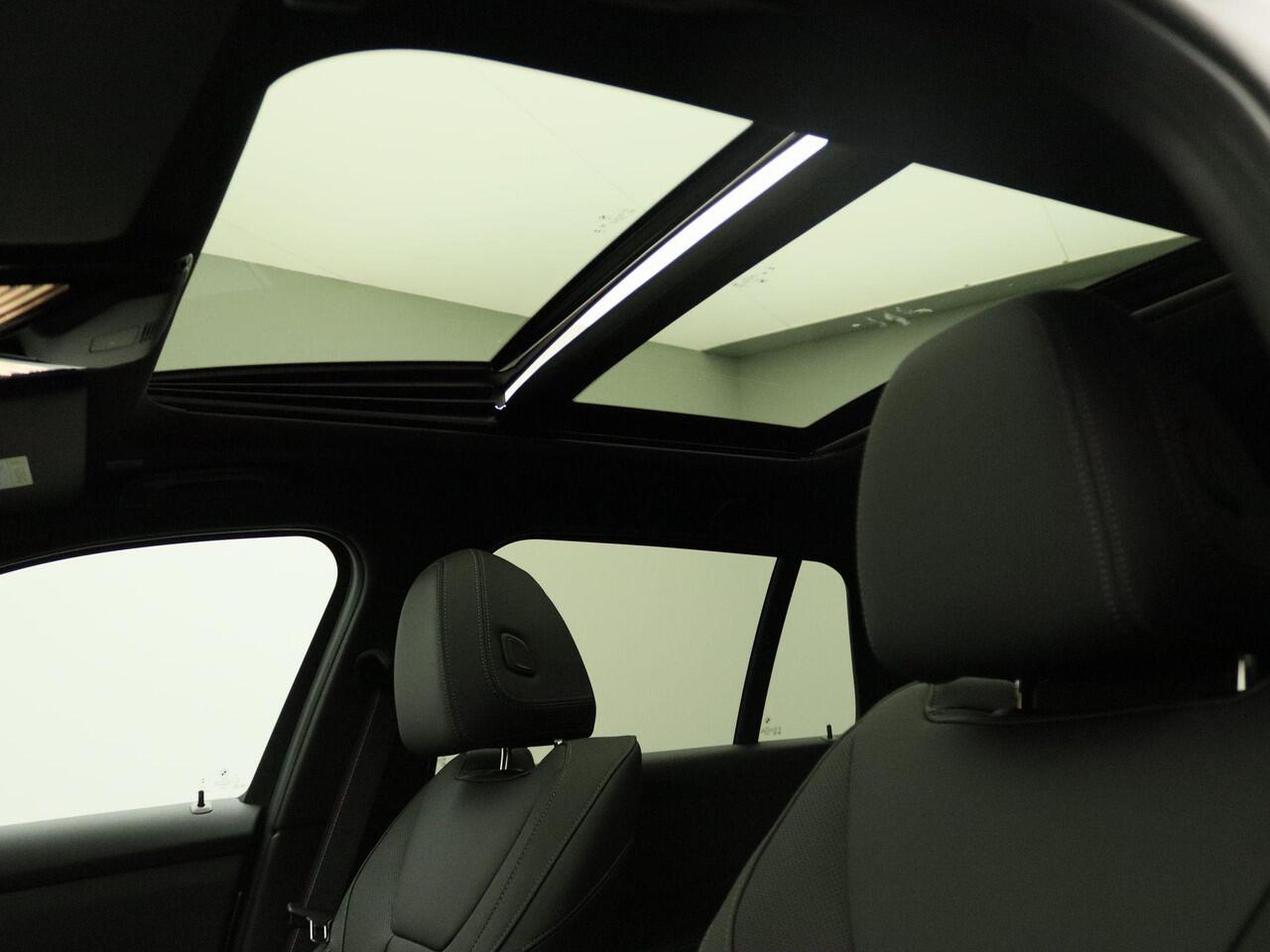 BMW 3-SERIE Touring 330e M Sportpakket Pro | Innovation Pack | Comfort Pack | Trekhaak | Panoramadak | Elektrisch Verstelbare Stoelen | Driving Assistant Professional | Harman Kardon | 19'' | Ekris Selection