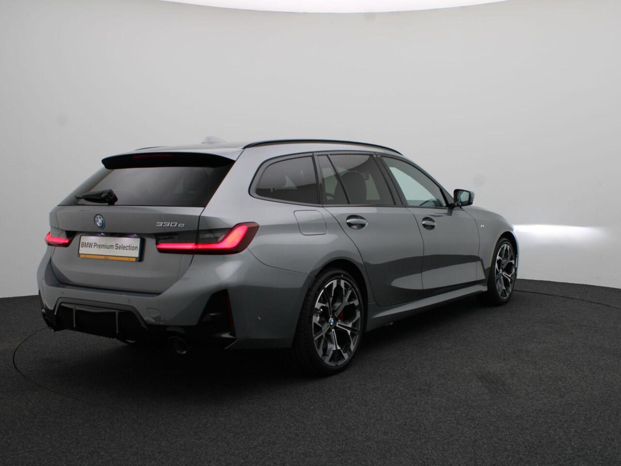 BMW 3-SERIE Touring 330e M Sportpakket Pro | Innovation Pack | Comfort Pack | Trekhaak | Panoramadak | Elektrisch Verstelbare Stoelen | Driving Assistant Professional | Harman Kardon | 19'' | Ekris Selection