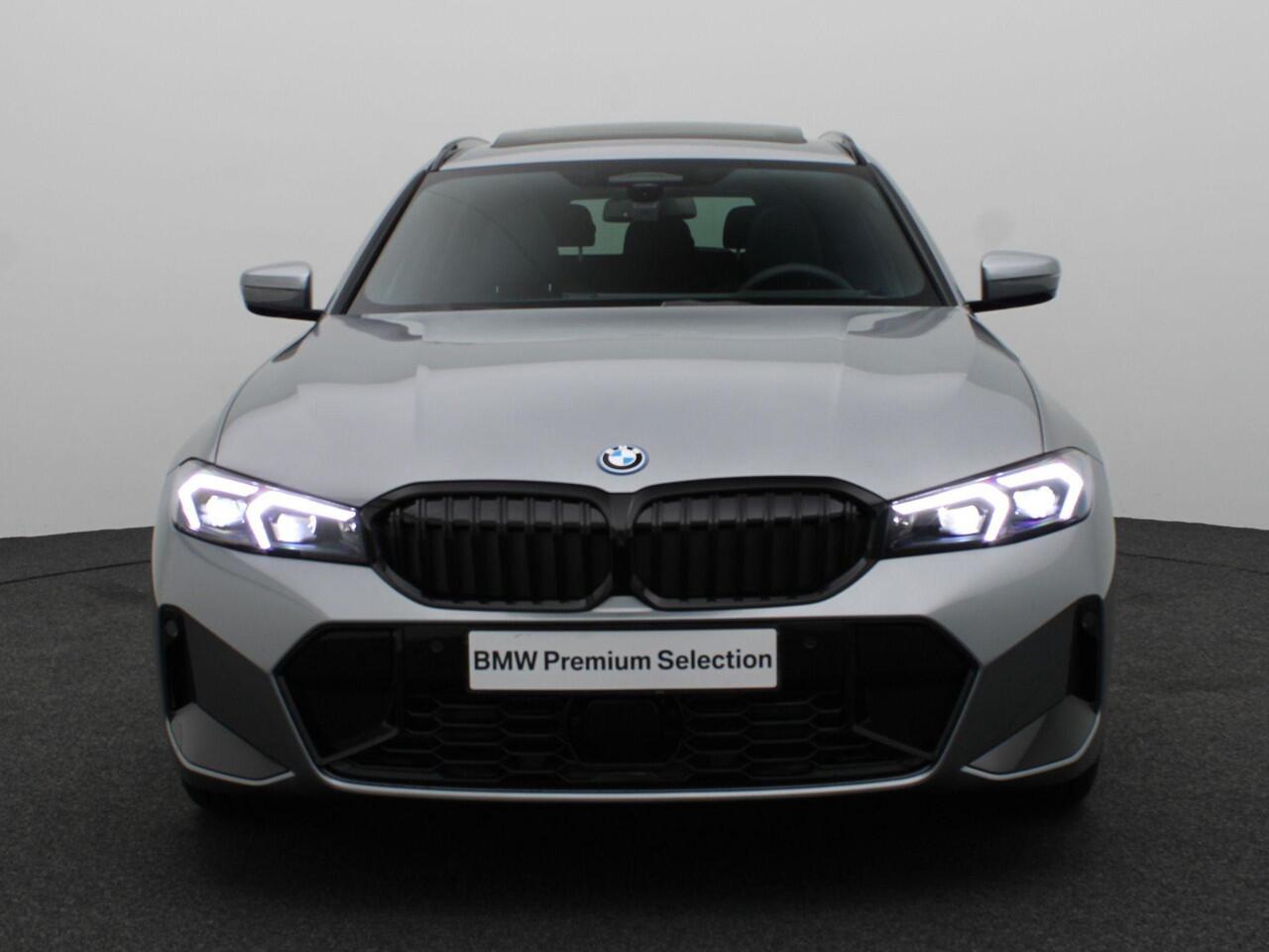 BMW 3-SERIE Touring 330e M Sportpakket Pro | Innovation Pack | Comfort Pack | Trekhaak | Panoramadak | Elektrisch Verstelbare Stoelen | Driving Assistant Professional | Harman Kardon | 19'' | Ekris Selection