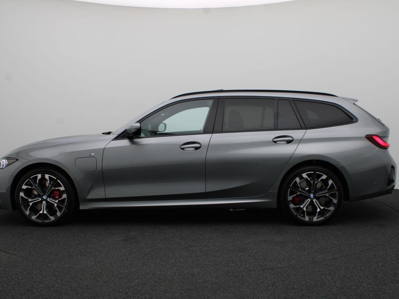 BMW 3-SERIE Touring 330e M Sportpakket Pro | Innovation Pack | Comfort Pack | Trekhaak | Panoramadak | Elektrisch Verstelbare Stoelen | Driving Assistant Professional | Harman Kardon | 19'' | Ekris Selection