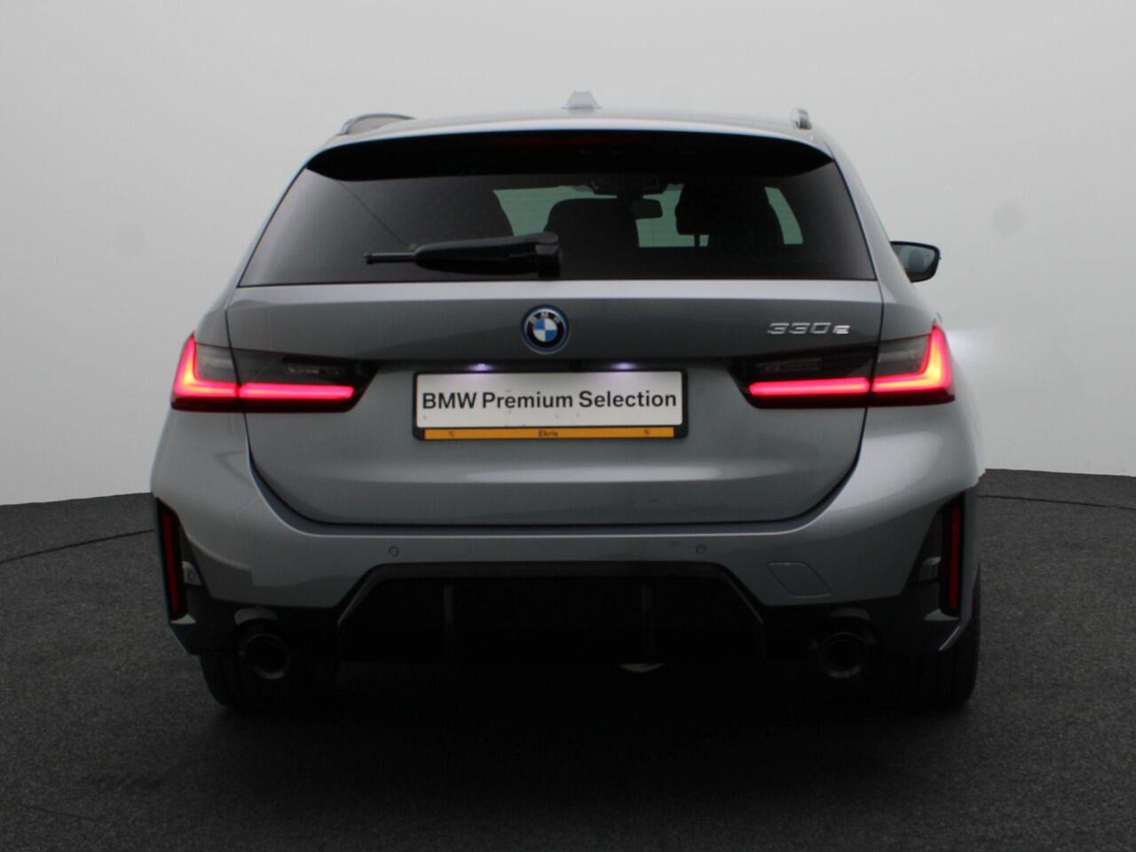 BMW 3-SERIE Touring 330e M Sportpakket Pro | Innovation Pack | Comfort Pack | Trekhaak | Panoramadak | Elektrisch Verstelbare Stoelen | Driving Assistant Professional | Harman Kardon | 19'' | Ekris Selection
